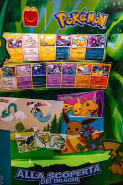 Pokemon Koleksiyonları, Çeşitli Pokemon kartları, çocuklar, genç hayranlar ve koleksiyoncular için popüler kart oyunları, Çocukluk Nostaljisi, Milan, İtalya - 21 Mayıs 2025