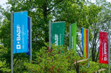 BASF Chemiekonzern, Endüstriyel Kompleks, Kimyasal Endüstriyel Bölge, bayraklarla çok uluslu kimyasal iş, Avrupa Sanayi Markası, Üretici Ludwigshafen, Almanya - 14 Haziran 2025