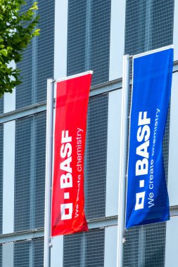 BASF Chemiekonzern genel merkezi, bayraklı ofis binası, Alman kimya fabrikası, Avrupa Endüstriyel Sitesi Markası, Üretici cephesi, Ludwigshafen, Almanya - 14 Haziran 2025