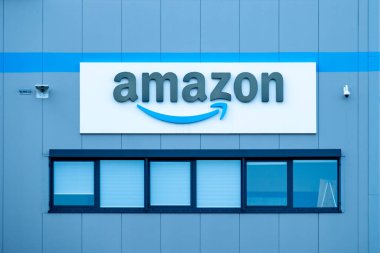 Depoda Amazon logosu, lojistik merkezi, dolum merkezi, lojistik ve dağıtım ağı, müşteri memnuniyeti, iş dünyası dijital işletim teknolojisi, Ludwigshafen, Almanya - 14 Haziran 2025
