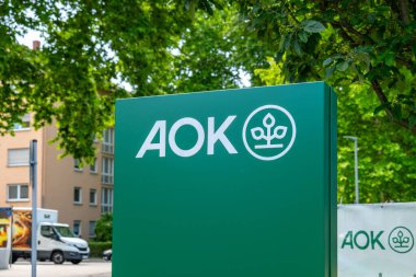 Yeşil AOK logosu Alman kamu sağlık ve sosyal güvenlik sistemi, modern şirket binası Avrupa sağlık sigortası, güven ve istikrar, Ludwigshafen, Almanya - 14 Haziran 2025