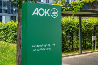 Yeşil AOK logosu Alman kamu sağlık ve sosyal güvenlik sistemi, modern şirket binası Avrupa sağlık sigortası, güven ve istikrar, Ludwigshafen, Almanya - 14 Haziran 2025