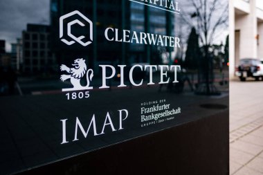 İkonik aslan logosu Pictet, tanınmış İsviçreli özel banka Pictet Group, cam cephede belirgin bir şekilde sergilendi, Avrupalı bağımsız yatırım firması, Frankfurt am main - 25 Ocak 2025