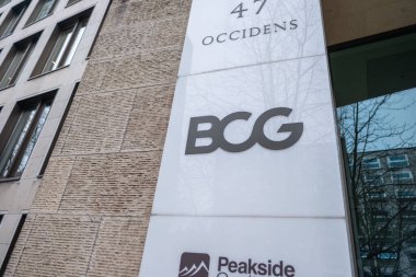 Modern ofis binasının şirket logosu Peakside Capital, Wellington Management ve BCG Platinion, Frankfurt - 3 Şubat 2025