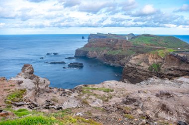 Yumuşak çamurda ayak izi ve lastik izi çamurlu yolda izler, doğal yoldaki kanıt geçidi macera başlıyor desenli çamur, açık hava aktivitesi. 
