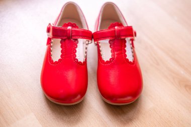 Yumuşak çamurda ayak izi ve lastik izi çamurlu yolda izler, doğal yoldaki kanıt geçidi macera başlıyor desenli çamur, açık hava aktivitesi. 