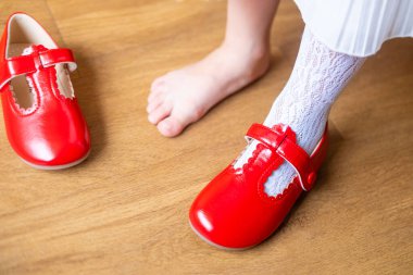 Yumuşak çamurda ayak izi ve lastik izi çamurlu yolda izler, doğal yoldaki kanıt geçidi macera başlıyor desenli çamur, açık hava aktivitesi. 