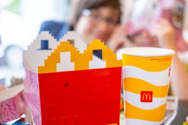 Faber-Castell sanat eserleri ve yaratıcılık için okul gereçleri, okula veya ofise dönüş, renkli kırtasiye ürünleri, kalemler iyi stoklanmış kırtasiye malzemeleri, Frankfurt - 17 Nisan 2025 