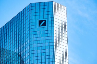 Faber-Castell sanat eserleri ve yaratıcılık için okul gereçleri, okula veya ofise dönüş, renkli kırtasiye ürünleri, kalemler iyi stoklanmış kırtasiye malzemeleri, Frankfurt - 17 Nisan 2025 