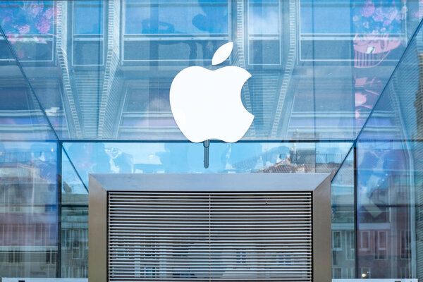 Белый логотип магазина Apple на прозрачном стекле, фирменный брендинг iPhone, iMac, современный бренд, технологический брендинг, городская среда, Милан, Италия - 21 мая 2025 года