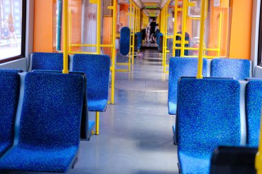 Kırmızı acil durum freni kolu ve hoparlörleri toplu taşıma, acil durum fren sistemi, temiz acil durum kontrolleriyle yolcu güvenliğini sağlamak, acil durum durağını kullanıcı dostu olarak etkinleştirmek, 