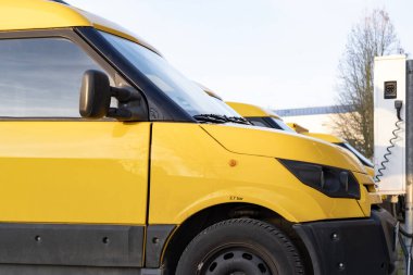 Kırmızı acil durum freni kolu ve hoparlörleri toplu taşıma, acil durum fren sistemi, temiz acil durum kontrolleriyle yolcu güvenliğini sağlamak, acil durum durağını kullanıcı dostu olarak etkinleştirmek, 