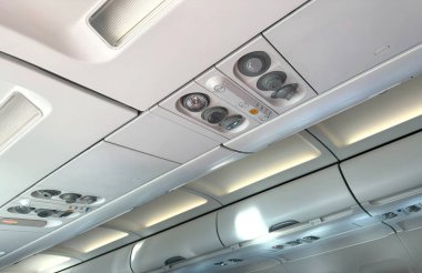 Kırmızı acil durum freni kolu ve hoparlörleri toplu taşıma, acil durum fren sistemi, temiz acil durum kontrolleriyle yolcu güvenliğini sağlamak, acil durum durağını kullanıcı dostu olarak etkinleştirmek, 