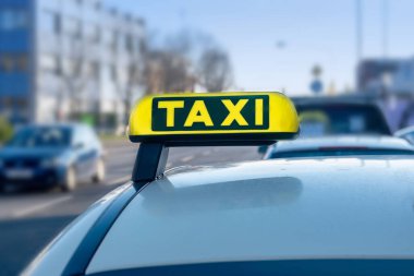 Kırmızı acil durum freni kolu ve hoparlörleri toplu taşıma, acil durum fren sistemi, temiz acil durum kontrolleriyle yolcu güvenliğini sağlamak, acil durum durağını kullanıcı dostu olarak etkinleştirmek, 