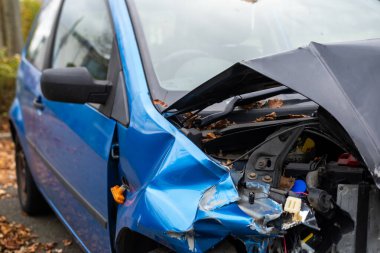 Kırmızı acil durum freni kolu ve hoparlörleri toplu taşıma, acil durum fren sistemi, temiz acil durum kontrolleriyle yolcu güvenliğini sağlamak, acil durum durağını kullanıcı dostu olarak etkinleştirmek, 