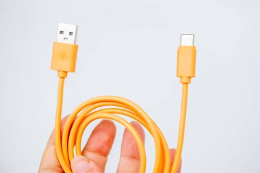 Kırmızı acil durum freni kolu ve hoparlörleri toplu taşıma, acil durum fren sistemi, temiz acil durum kontrolleriyle yolcu güvenliğini sağlamak, acil durum durağını kullanıcı dostu olarak etkinleştirmek, 