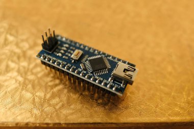 Kırmızı acil durum freni kolu ve hoparlörleri toplu taşıma, acil durum fren sistemi, temiz acil durum kontrolleriyle yolcu güvenliğini sağlamak, acil durum durağını kullanıcı dostu olarak etkinleştirmek, 