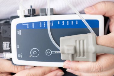 Kırmızı acil durum freni kolu ve hoparlörleri toplu taşıma, acil durum fren sistemi, temiz acil durum kontrolleriyle yolcu güvenliğini sağlamak, acil durum durağını kullanıcı dostu olarak etkinleştirmek, 