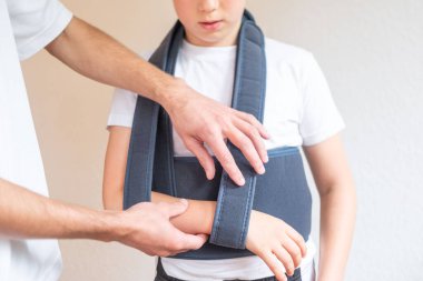 10 yaşındaki çocuk evde şınav çekiyor, kaslarını güçlendiriyor ve dayanıklılığını arttırıyor, spor salonu, beden eğitimi, egzersiz, kapalı spor, spor egzersizleri. 