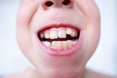 10 yaşındaki çocuk evde şınav çekiyor, kaslarını güçlendiriyor ve dayanıklılığını arttırıyor, spor salonu, beden eğitimi, egzersiz, kapalı spor, spor egzersizleri. 