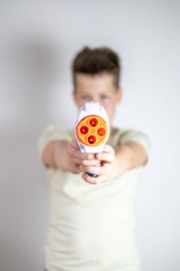 10 yaşındaki çocuk evde şınav çekiyor, kaslarını güçlendiriyor ve dayanıklılığını arttırıyor, spor salonu, beden eğitimi, egzersiz, kapalı spor, spor egzersizleri. 