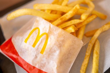 Happy Meal Minecraft kutusu, çocuklar için fast food, çizgi film karakteri ambalajı, yemek saati, fast food, oyuncak dahil, bulanık geçmiş, çocukluk sevinci, Frankfurt - 21 Nisan 2025 