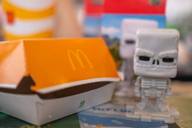 Happy Meal Minecraft kutusu, çocuklar için fast food, çizgi film karakteri ambalajı, yemek saati, fast food, oyuncak dahil, bulanık geçmiş, çocukluk sevinci, Frankfurt - 21 Nisan 2025 