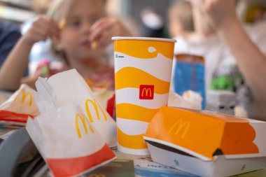Happy Meal Minecraft kutusu, çocuklar için fast food, çizgi film karakteri ambalajı, yemek saati, fast food, oyuncak dahil, bulanık geçmiş, çocukluk sevinci, Frankfurt - 21 Nisan 2025 