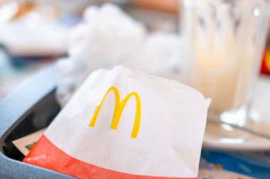 Happy Meal Minecraft kutusu, çocuklar için fast food, çizgi film karakteri ambalajı, yemek saati, fast food, oyuncak dahil, bulanık geçmiş, çocukluk sevinci, Frankfurt - 21 Nisan 2025 