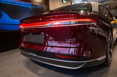 Antik sokaklarda erkek turist, Marakeş, doğu pazarı, gelenek Fas, yaşam ve kültürel zenginlik ile dolu, Marakeş, Fas - 8 Ocak 2024 