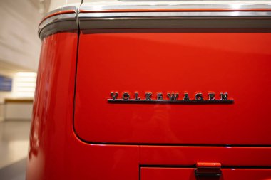 Antik sokaklarda erkek turist, Marakeş, doğu pazarı, gelenek Fas, yaşam ve kültürel zenginlik ile dolu, Marakeş, Fas - 8 Ocak 2024 