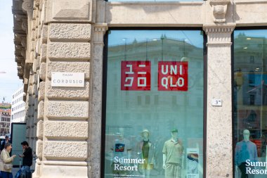 Antik sokaklarda erkek turist, Marakeş, doğu pazarı, gelenek Fas, yaşam ve kültürel zenginlik ile dolu, Marakeş, Fas - 8 Ocak 2024 