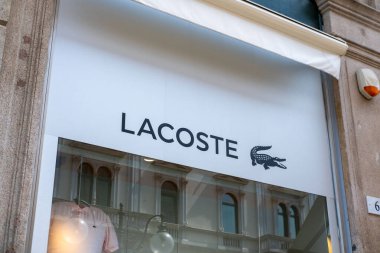 Antik sokaklarda erkek turist, Marakeş, doğu pazarı, gelenek Fas, yaşam ve kültürel zenginlik ile dolu, Marakeş, Fas - 8 Ocak 2024 