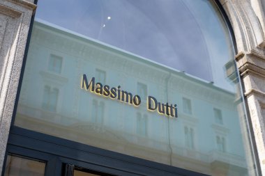 Antik sokaklarda erkek turist, Marakeş, doğu pazarı, gelenek Fas, yaşam ve kültürel zenginlik ile dolu, Marakeş, Fas - 8 Ocak 2024 