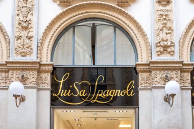 Antik sokaklarda erkek turist, Marakeş, doğu pazarı, gelenek Fas, yaşam ve kültürel zenginlik ile dolu, Marakeş, Fas - 8 Ocak 2024 