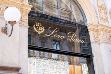 Antik sokaklarda erkek turist, Marakeş, doğu pazarı, gelenek Fas, yaşam ve kültürel zenginlik ile dolu, Marakeş, Fas - 8 Ocak 2024 