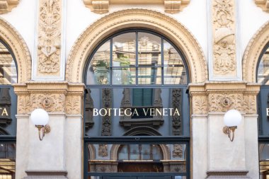 Antik sokaklarda erkek turist, Marakeş, doğu pazarı, gelenek Fas, yaşam ve kültürel zenginlik ile dolu, Marakeş, Fas - 8 Ocak 2024 