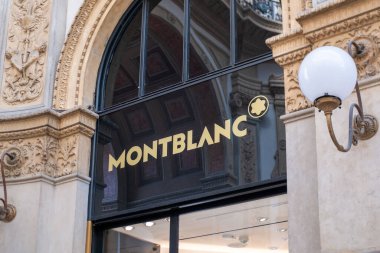 Antik sokaklarda erkek turist, Marakeş, doğu pazarı, gelenek Fas, yaşam ve kültürel zenginlik ile dolu, Marakeş, Fas - 8 Ocak 2024 