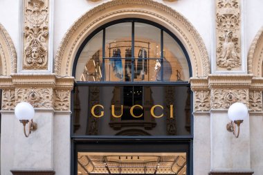 Antik sokaklarda erkek turist, Marakeş, doğu pazarı, gelenek Fas, yaşam ve kültürel zenginlik ile dolu, Marakeş, Fas - 8 Ocak 2024 