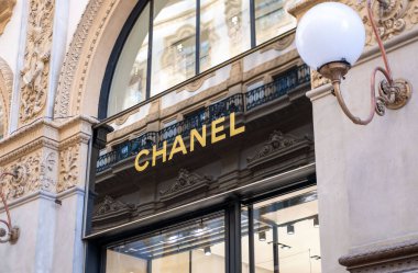 Antik sokaklarda erkek turist, Marakeş, doğu pazarı, gelenek Fas, yaşam ve kültürel zenginlik ile dolu, Marakeş, Fas - 8 Ocak 2024 