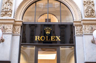 Antik sokaklarda erkek turist, Marakeş, doğu pazarı, gelenek Fas, yaşam ve kültürel zenginlik ile dolu, Marakeş, Fas - 8 Ocak 2024 