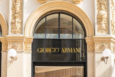 Antik sokaklarda erkek turist, Marakeş, doğu pazarı, gelenek Fas, yaşam ve kültürel zenginlik ile dolu, Marakeş, Fas - 8 Ocak 2024 