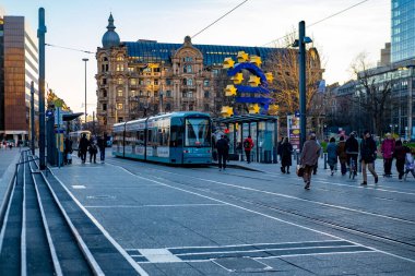 Antik sokaklarda erkek turist, Marakeş, doğu pazarı, gelenek Fas, yaşam ve kültürel zenginlik ile dolu, Marakeş, Fas - 8 Ocak 2024 