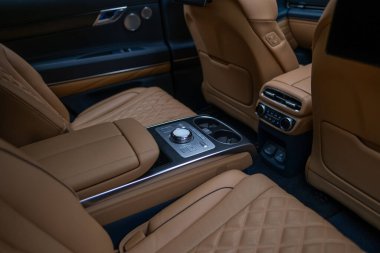 İkonik Kia logosu modern bina üzerinde, Güney Kore markasının küresel ulaşım ve yeniliği, otomotiv endüstrisi, araç üretimi, şirket kimliği, Frankfurt - 3 Şubat 2025 