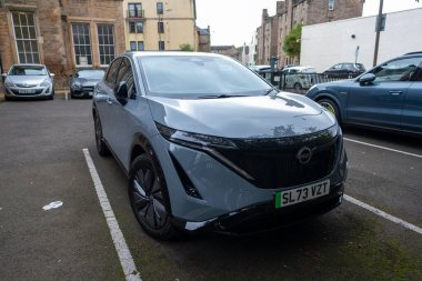 İkonik Kia logosu modern bina üzerinde, Güney Kore markasının küresel ulaşım ve yeniliği, otomotiv endüstrisi, araç üretimi, şirket kimliği, Frankfurt - 3 Şubat 2025 