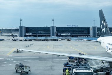 İkonik Kia logosu modern bina üzerinde, Güney Kore markasının küresel ulaşım ve yeniliği, otomotiv endüstrisi, araç üretimi, şirket kimliği, Frankfurt - 3 Şubat 2025 