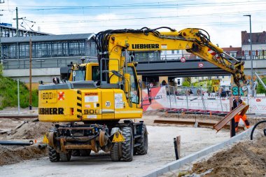 İkonik Kia logosu modern bina üzerinde, Güney Kore markasının küresel ulaşım ve yeniliği, otomotiv endüstrisi, araç üretimi, şirket kimliği, Frankfurt - 3 Şubat 2025 