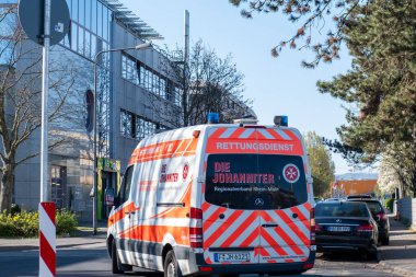 İkonik Kia logosu modern bina üzerinde, Güney Kore markasının küresel ulaşım ve yeniliği, otomotiv endüstrisi, araç üretimi, şirket kimliği, Frankfurt - 3 Şubat 2025 