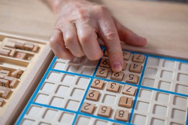 Geniş yelpazeli ürünleri olan modern perakende mağazası, Telefon, tablet ve aksesuar satış ofisi, aygıtlar ve elektronik aletler için teknik onarım ofisi, masalar ve monitörler 