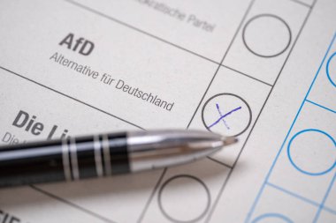 Geniş yelpazeli ürünleri olan modern perakende mağazası, Telefon, tablet ve aksesuar satış ofisi, aygıtlar ve elektronik aletler için teknik onarım ofisi, masalar ve monitörler 